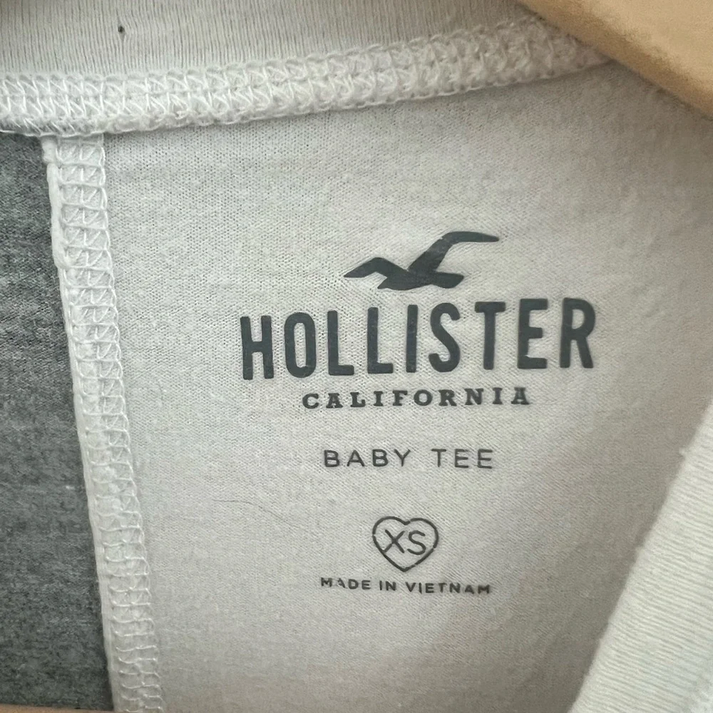 Hollister Gray and White Baby Tee - Picture 4 of 6
